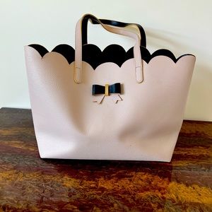 Smoky pink women’s hand bag in good condition, easy to carry, wide, helpful.